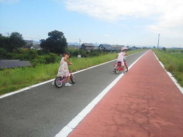 自転車の練習をする孫