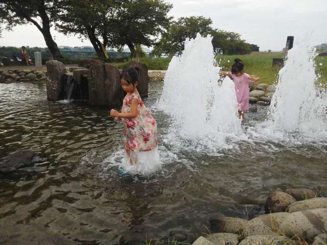 池の噴水で遊ぶ孫